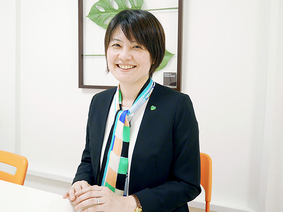 笑顔を向ける川崎由華さん