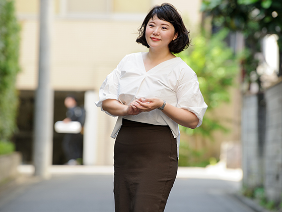 街中を歩く松さん